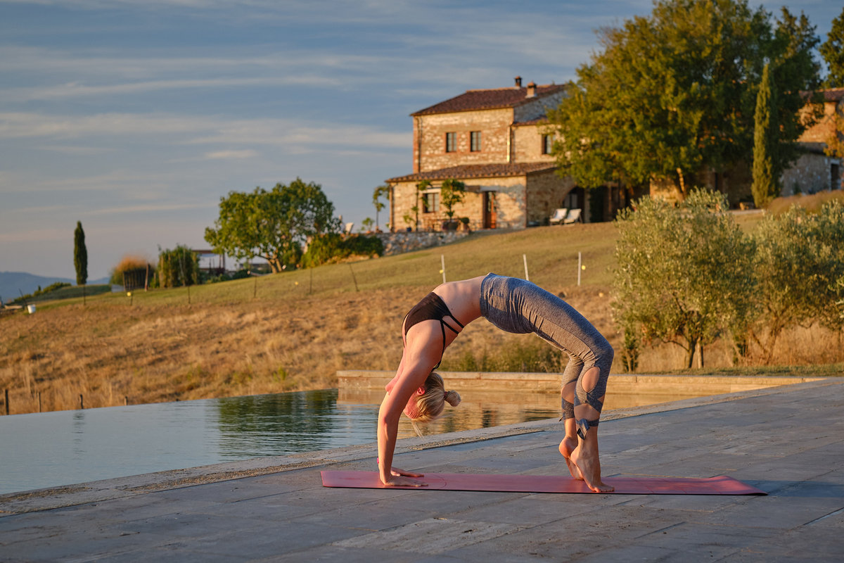 Blanka Pazour cvičí jógovou pozici most.